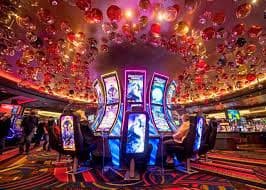 Tabel pembayaran Caishen Wins menunjukkan nilai simbol dan fitur bonus yang tersedia